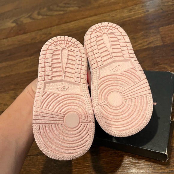 Baby Jordan sneakers - Picture 2 of 4